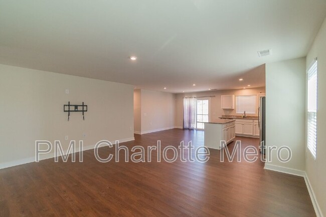 Building Photo - 6048 Bellastead Dr