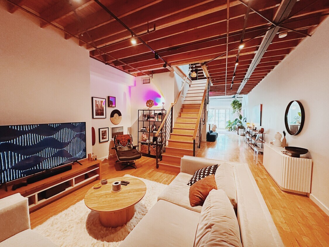 Foto principal - 1100 E 3rd St