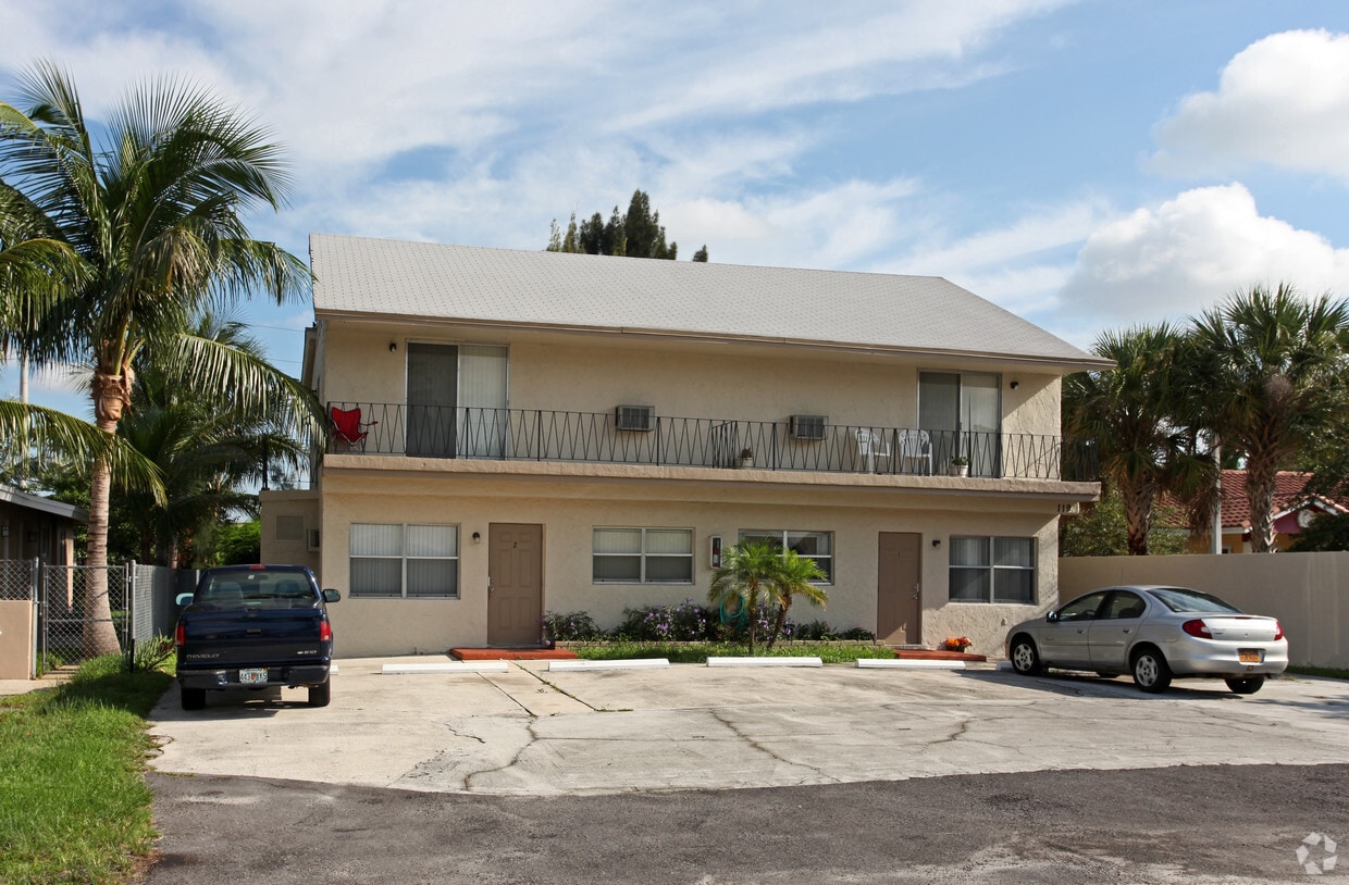 Building Photo - 119 NW 43rd Ct