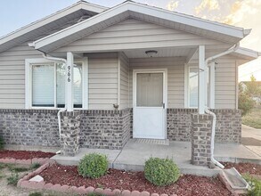 Building Photo - 966 Glendale St W