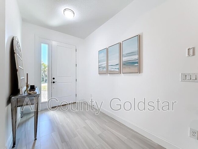 Foto del edificio - 6049 Higgins Ln