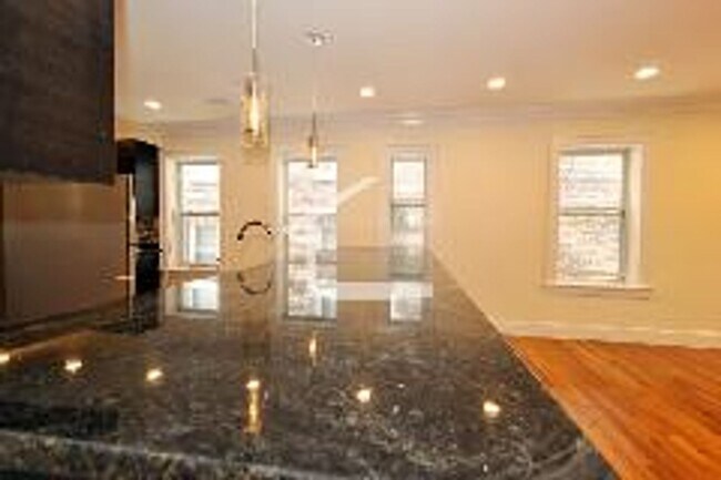 Building Photo - AWESOME BROOKLINE SIX BED!!!!