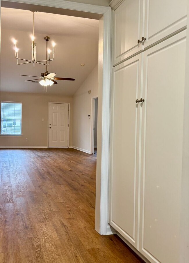 Foto del edificio - 327 Greendale Pl