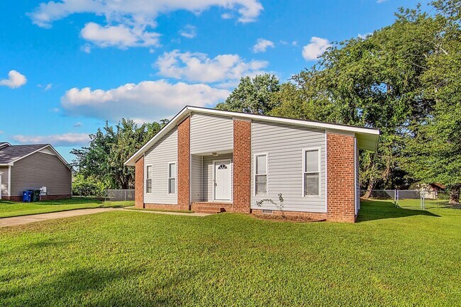 Building Photo - Updated Home Close to Liberty (6mins)