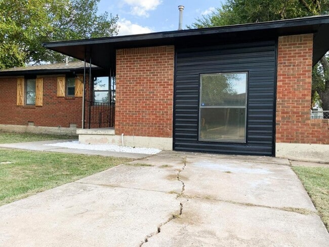Building Photo - 4820 NW Lindy Ave