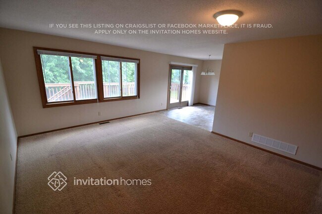 Foto del edificio - 14120 Rosewood Ln N