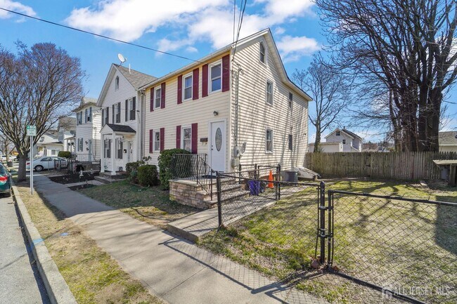 Building Photo - 133 Augusta St