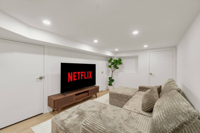 Photo du bâtiment - 24 Denison Square