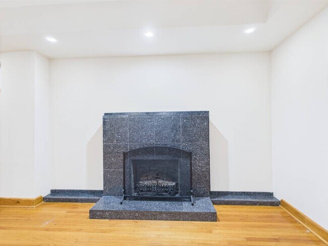 Foto del edificio - 6311 N Oakley Ave