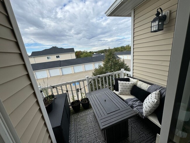 Building Photo - Charming 3 Bed 2 Bath Condo for Rent