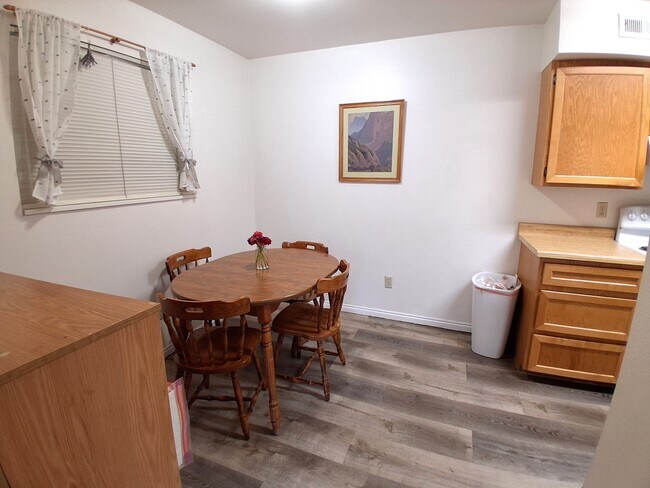 Foto del edificio - 659 700 E