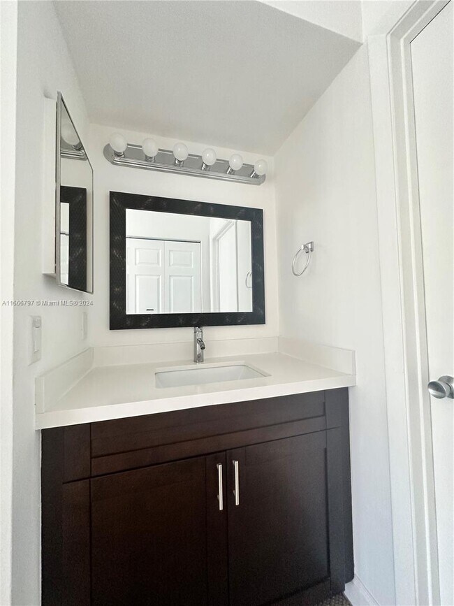 Foto del edificio - 8610 SW 212th St