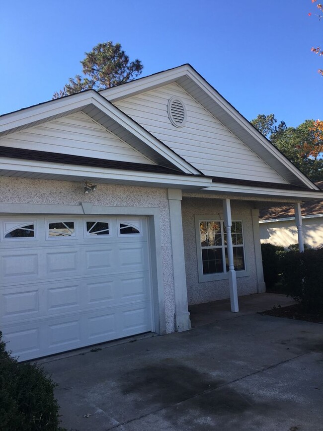 Building Photo - 3 BR/ 2 BA Duplex with Garage *not section...