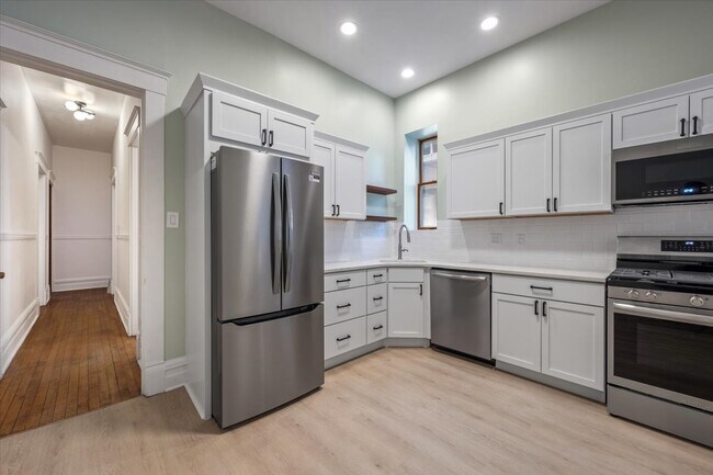 Building Photo - 709 W Roscoe St