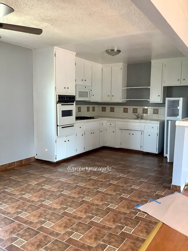 Kitchen with appliances - 4316 Willow Brook Ave