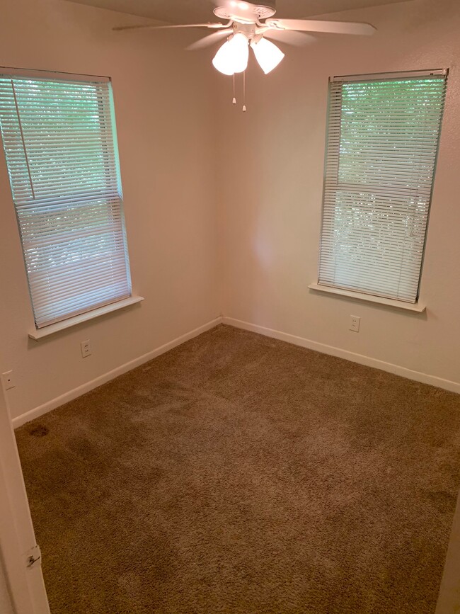 Foto del edificio - 529 Park Ln