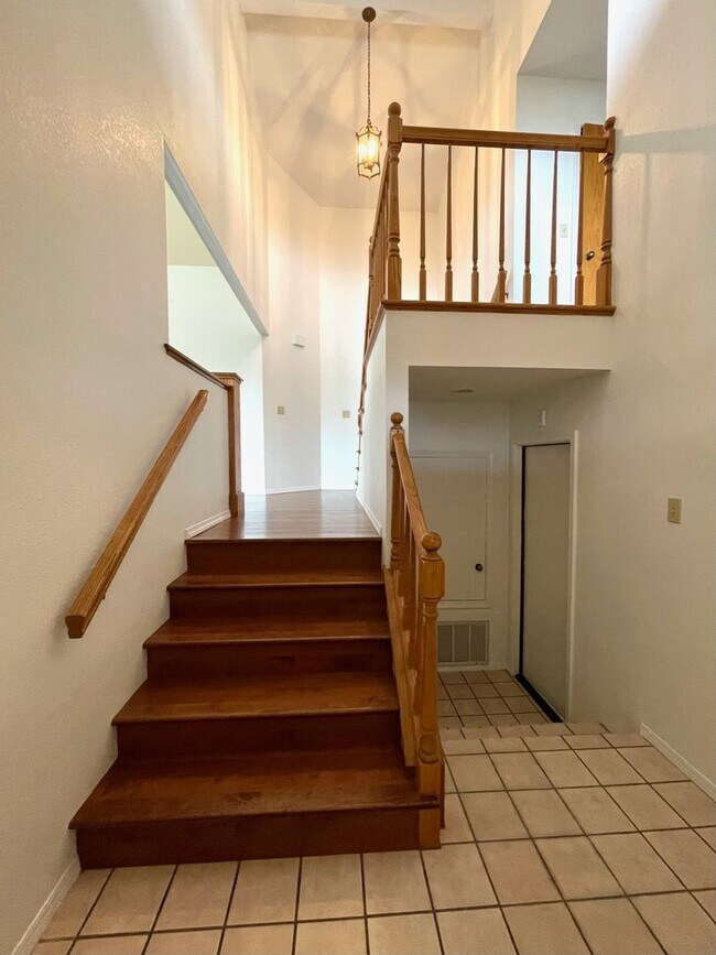 Building Photo - Custom Built 4 Bedroom Home on a Large Gro...