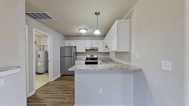 Foto del edificio - Condo Style Lower 2 bedroom 2 bathroom Renovated Apartment With A Lake View