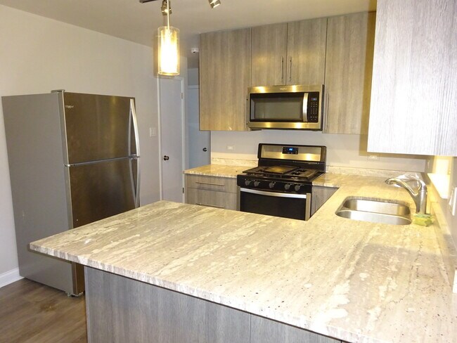 Foto del edificio - 5857 W Montrose Ave