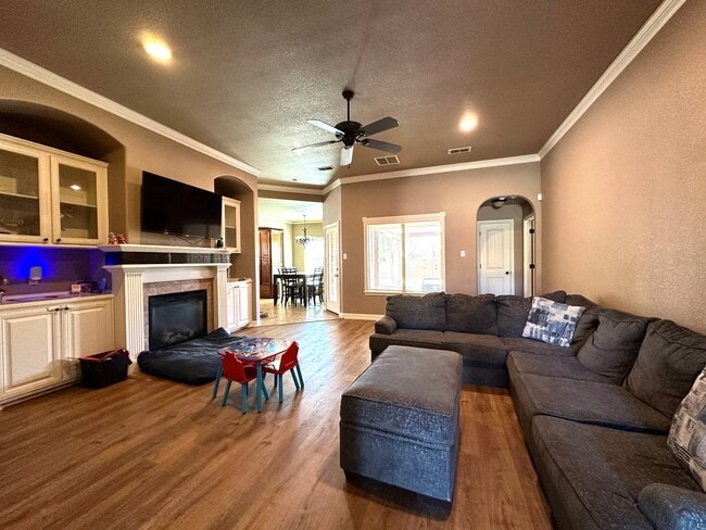 Building Photo - 4Bed/2Bath with Spacious Backyard