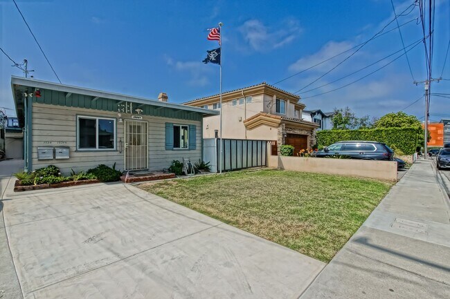 Foto del edificio - 1534 Mathews Ave