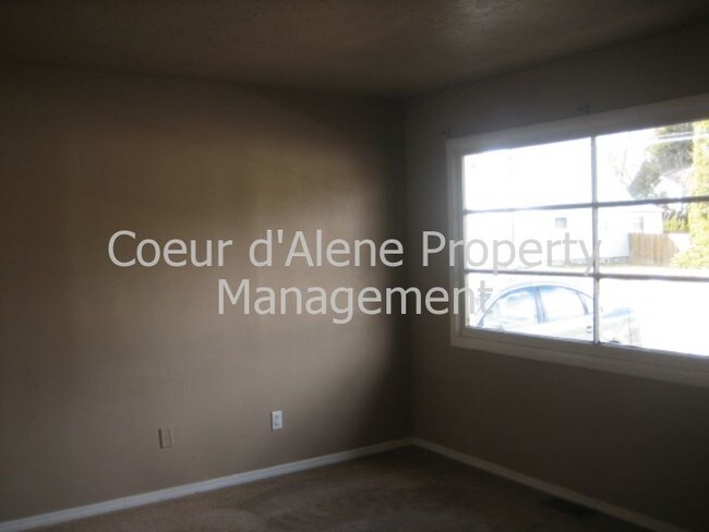 Building Photo - 1124 E Adeline Ave