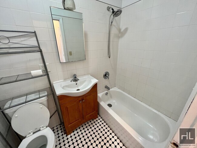 Building Photo - Massive 3.5BR 1BA 1300sft Top Floor Unit