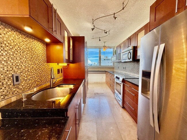 Foto del edificio - 6422 Collins Ave