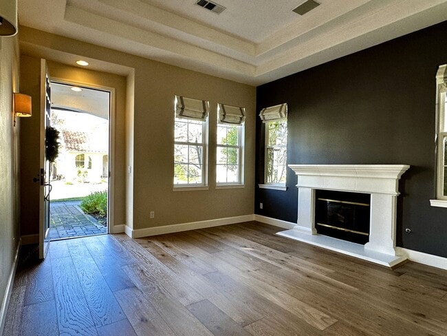 Building Photo - Gorgeous 4 bedroom, 2.5 bathroom home in H...