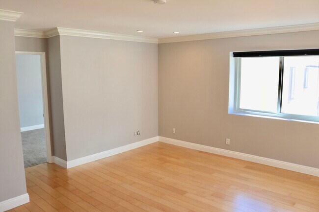 Family Room - 1510 S Barrington Ave