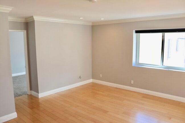Family Room - 1510 S Barrington Ave