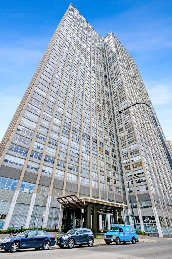 Foto principal - 655 W Irving Park Rd