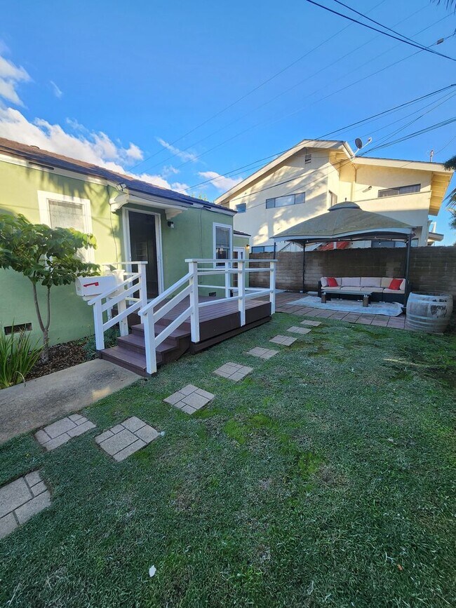 Foto del edificio - Retro Style Beach Apartment- Water Included!