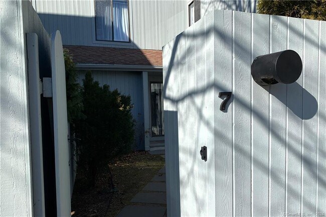 Building Photo - 7 Sandlewood Ln