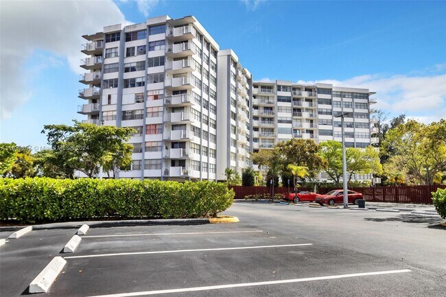 Building Photo - 1300 NE Miami Gardens Dr