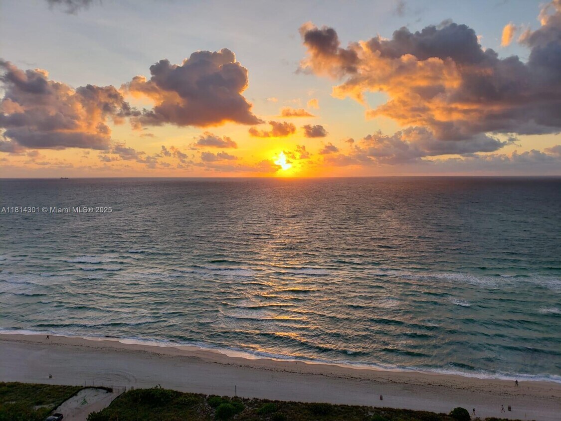 Primary Photo - 2555 Collins Ave