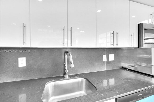 Foto del edificio - 1000 St Charles Pl