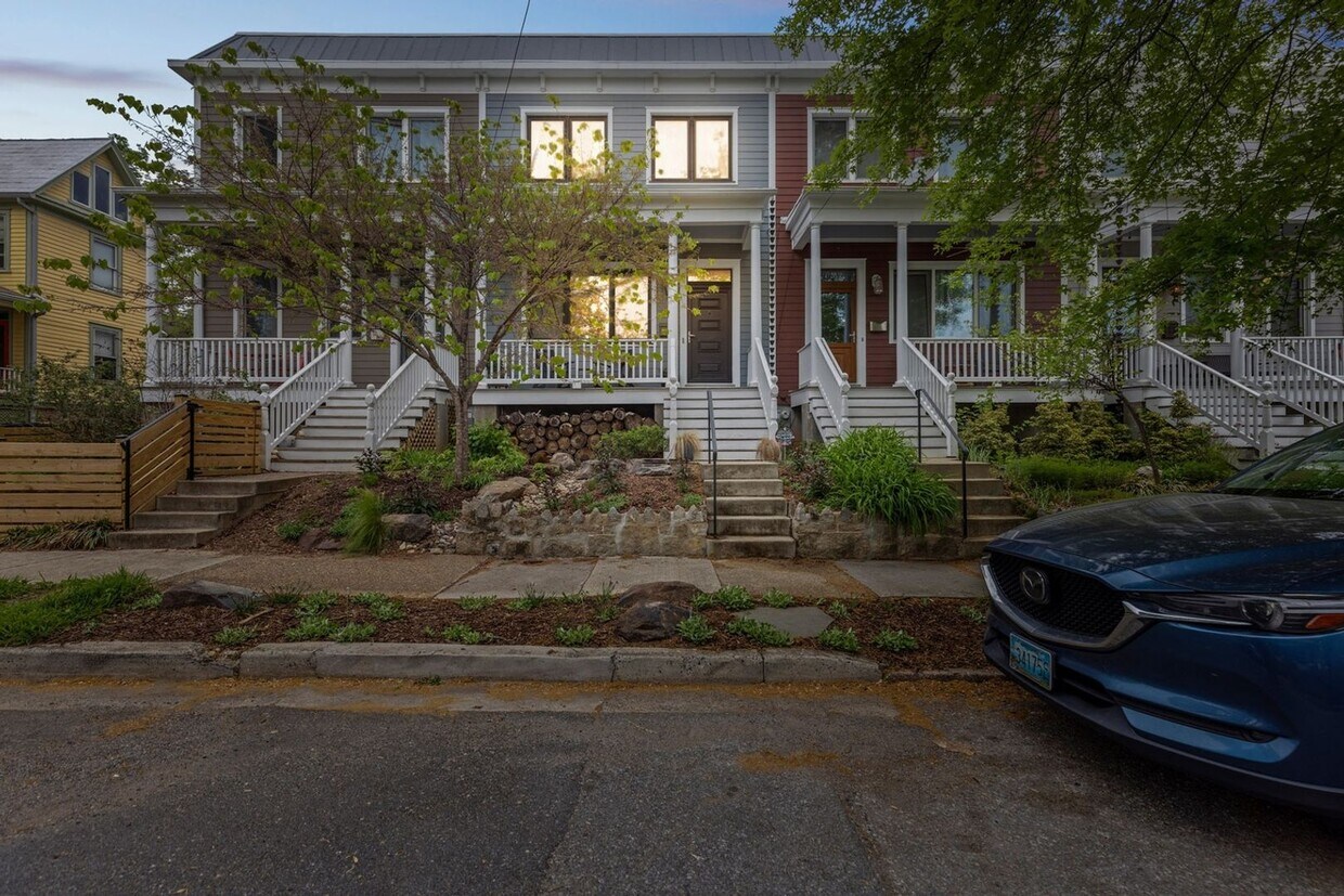 Primary Photo - Charming 4BR Townhome in Mount Rainier