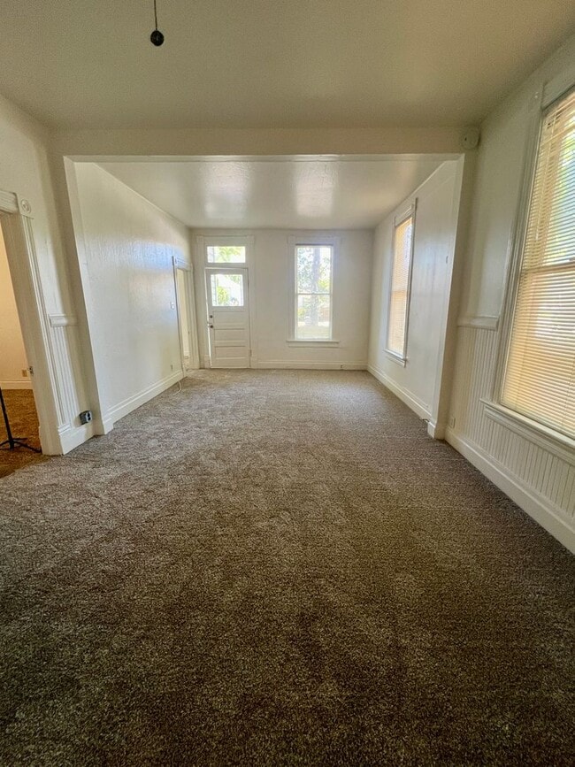 Building Photo - Downtown Red Bluff Victorian 3 bedroom 1 bath Home