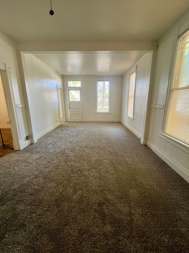 Foto del edificio - Downtown Red Bluff Victorian 3 bedroom 1 bath Home