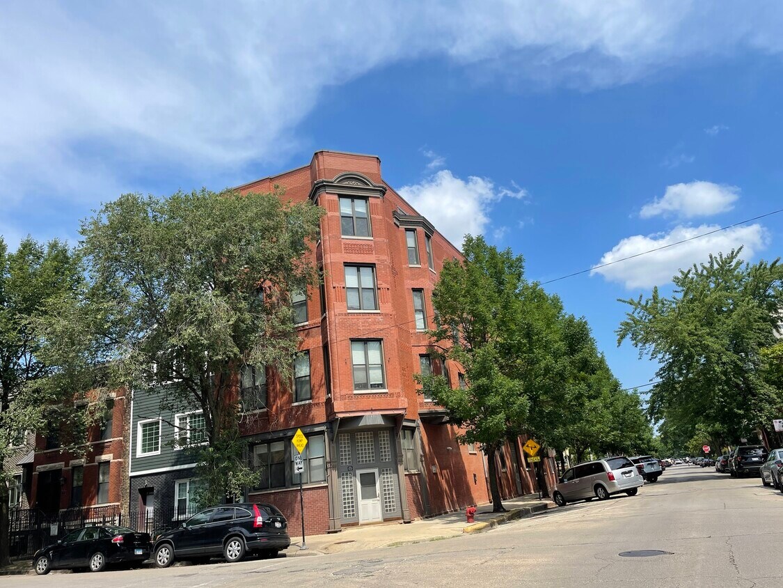 Primary Photo - 708 N Hoyne Ave