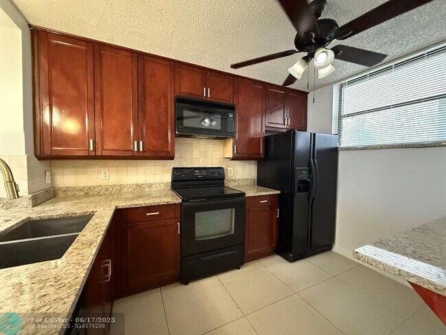 Building Photo - 110 Lake Emerald Dr