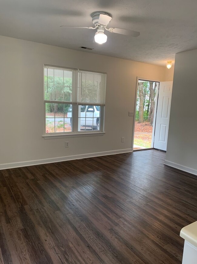 Building Photo - 3 Bedroom 2 Bath House on Hillsdale Drive