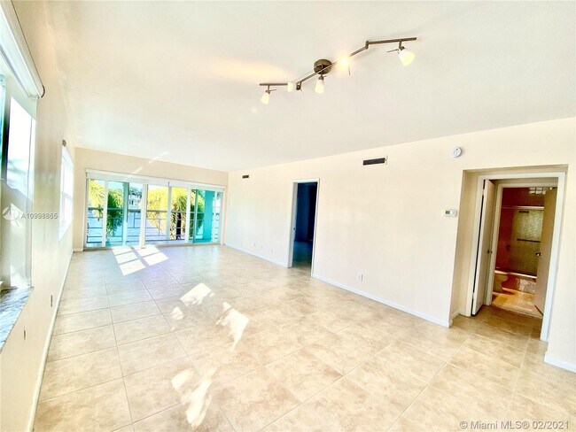 Building Photo - 805 S Riverside Dr