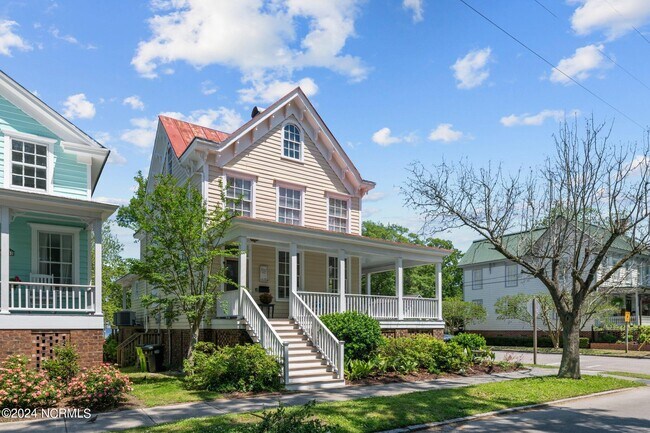 Foto del edificio - 702 E Front St