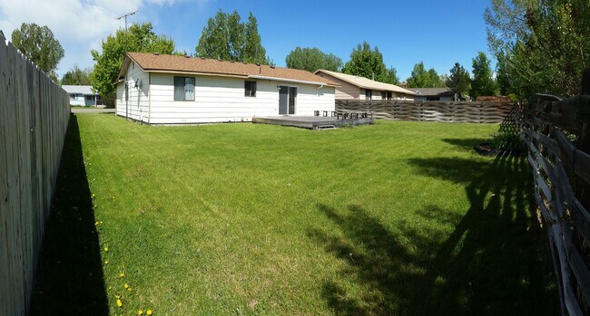 Foto del edificio - Cozy 3 Bedroom 1 Bath Home with Large Yard & 1 Car Attached Garage