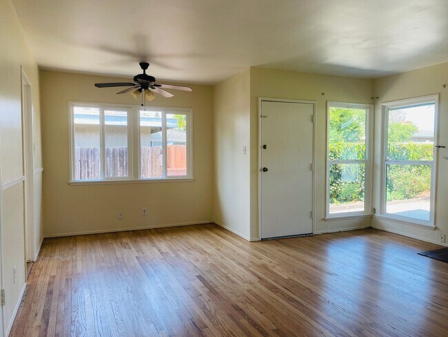 Building Photo - East Long Beach Home