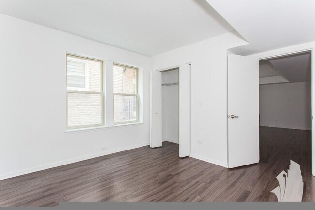 Building Photo - 920 W Carmen Ave