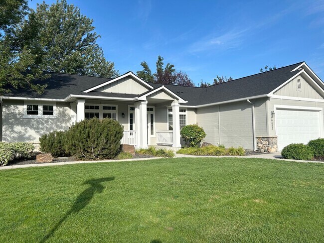 Foto del edificio - Impressive Home w/ 6 Bedrooms, Full Finished Basement, Lawn Care Included!