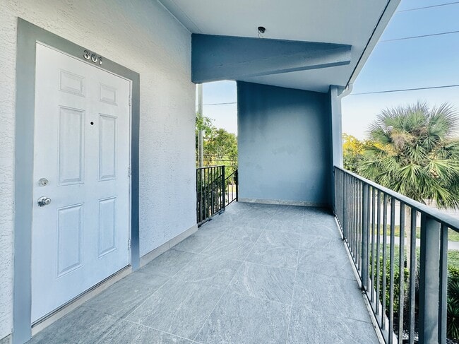 Building Photo - 826 Wiggins Pass Rd